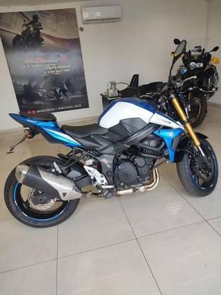 SUZUKI GSR 750 